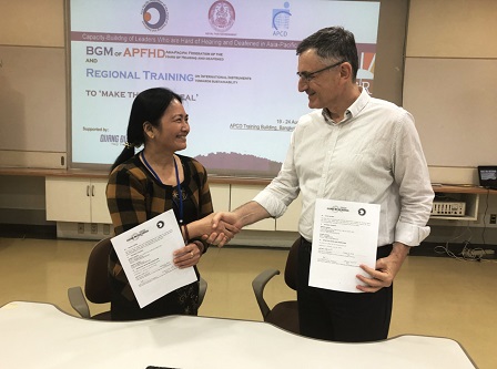 Signing of memorandum of understanding between Ms. Duong Phuong Hanh of Vietnam (President, APFHD) and Mr. Avi Blau from Israel (Representative, International Federation of the Hard of Hearing and Deafened)