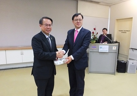 APCD Executive Director Mr. Piroon Laismit receiving a token of appreciation from Mr. Myoung Su Lee (Chairman, Health and Welfare Committee)