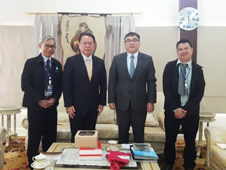 APCD management led by Mr. Piroon, Mr. Somchai Rungsilp (Community Development Manager), and Mr. Watcharapol Chuengcharoen (Networking & Collaboration Chief) in a group photo with Mr. Enkhbold