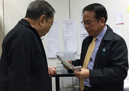 APCD Executive Director Mr. Piroon Laismit briefing Dr. Poonpit about the whole chocolate product range