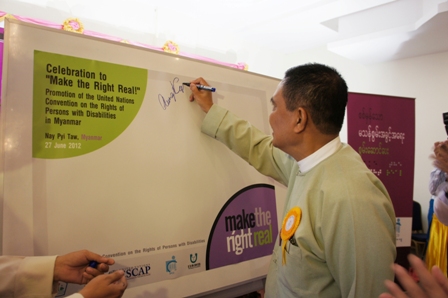 Signing Pledge Board by the Union Minister 