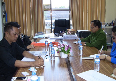Meeting with representatives from Lao PDR's Ministry of Labour and Social Welfare