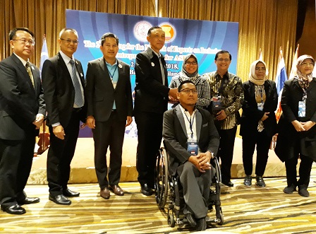 Group photo led by Gen. Anantaporn Kanjanarat (Minister, Ministry of Social Development and Human Security of Thailand) with participants from Indonesia