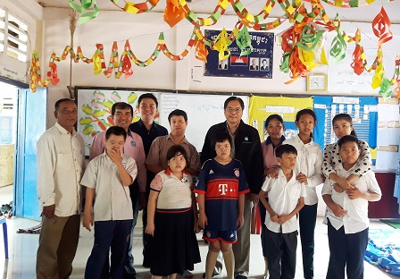 Photo with teachers and students of the Phun Russel Primary School