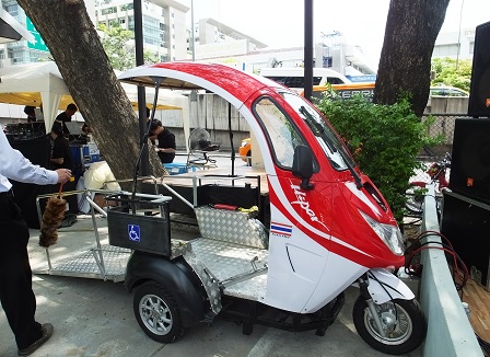 Presentation of a prototype motorized tricycle which allows wheelchair users free mobility