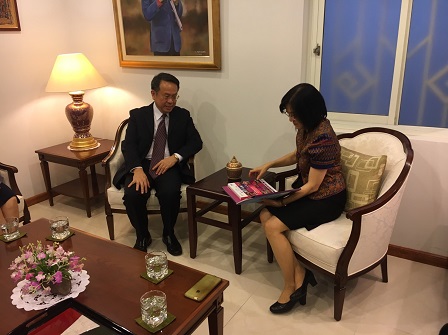 APCD Executive Director Mr. Piroon Laismit presenting APCD publications to Ms. Wanthanee Viputwongsakul (Charge d' Affaires, Royal Thai Embassy in Hanoi)