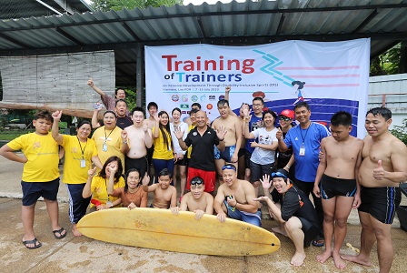 Group photo of swimming course participants