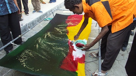 Demonstration on creating splash batik designs by a Kampung Peduli program member in the town of Magetan