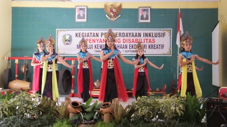 Traditional dances by Magetan youths