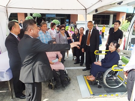 Presentation of the Krungthep Thanakom wheelchair accessible van