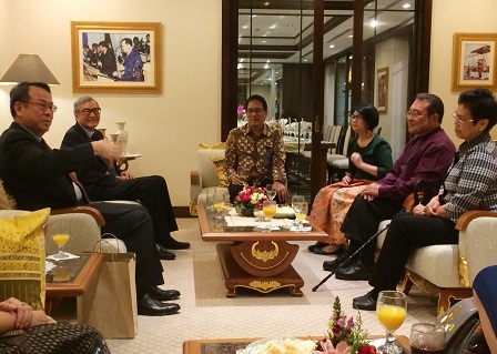 Pre-dinner pleasantries among APCD guests and the Royal Thai Embassy officials