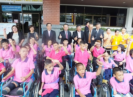 Group photo with VIP guests and children wheelchair users 