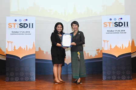 APCD Information and Knowledge Management Chief Ms. Lynette Lee Corporal receiving her certificate of completion from TICA Director General Ms. Suphatra Srimaitreephithak