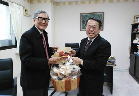 APCD Executive Director Mr. Piroon Laismit presenting token of appreciation to Dr. Tej Bunnag
