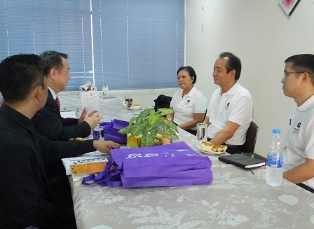 APCD Executive Director Mr. Piroon Laismit welcoming Hyatt Regency Bangkok Sukhumvit General Manager Mr. Sammy Carolus and staff