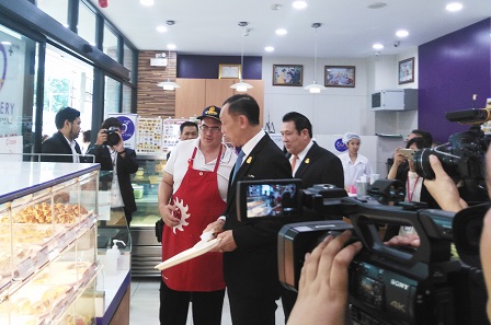 MSDHS Minister H.E. Gen. Anantaporn with Mr. Christopher Benjakul, APCD's 60 Plus+ Bakery & Cafe Public Relations Officer