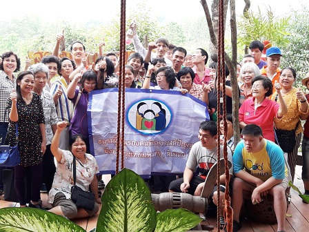Group photo of Dao Ruang Group and Din Daeng Parents Group participants
