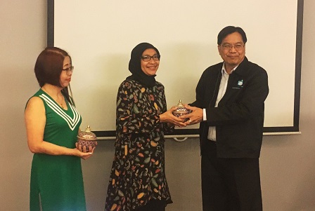 APCD ASEAN Autism Mapping Project Manager Mr. Pongwattana Charoenmayu presents tokens of appreciation to Ms. Koe and new AAN Chairperson Dr. Adriana Ginanjar of Yayasan Autisma Indonesia
