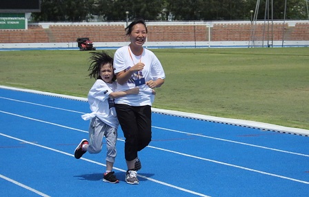 Mother-and-daughter tandem at the female track and field event