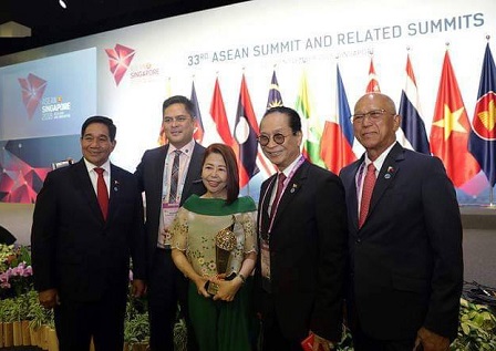 Ms. Koe poses with Philippine government officials 