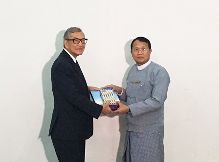 A token of appreciation from APCD presented by H.E. Dr. Tej Bunnag