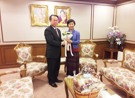 APCD Executive Director Mr. Laismit Piroon with a bouquet for the TICA Director General