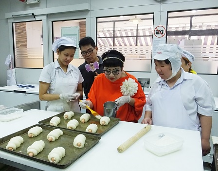 Ms. Nanthawan trying out her hand baking bread