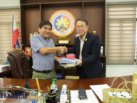 Presenting token of appreciation given by APCD Executive Director Mr. Piroon Laismit to the Mayor of Caloocan City