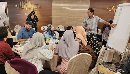Mr. Khairy Jamaluddin actively participating in the workshop sessions