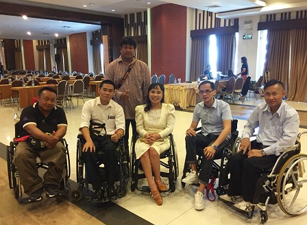 APCD Executive Secretary Ms. Nongnuch Maytarjittipun with other wheelchair users during the meeting