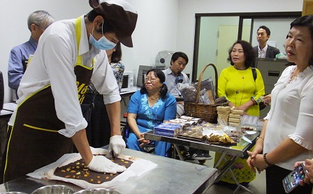 Chocolate-making demonstration from a staff of 60+ Plus Chocolatier by MarkRin