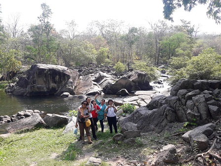 Participants having a sightseeing tour at Ghang Som Maew