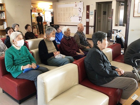 Elderly patients using Mirai speakers during group activities