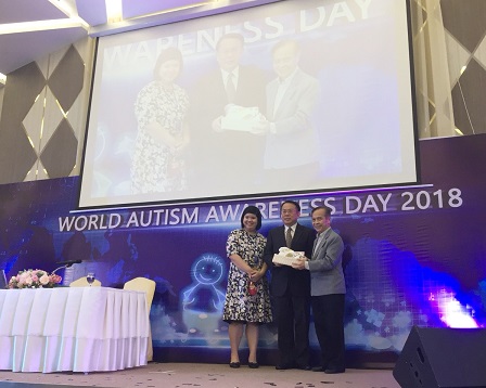 Token of appreciation for APCD from Dr. Samrerng Virachanang (Vice President on International Affairs, Autism Thai)