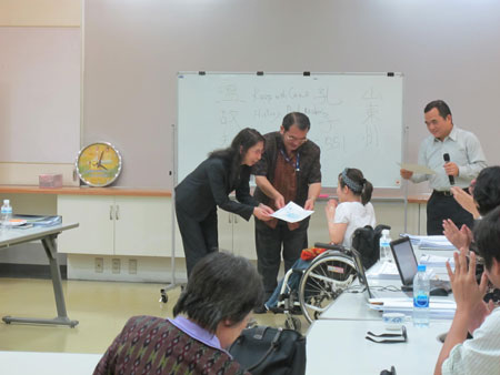 Presenting the certificate to the participant