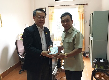 APCD Executive Director Mr. Piroon Laismit being welcomed by Lao Disabled People's Association (LDPA) President Mr. Thongchanh Duangmalalay