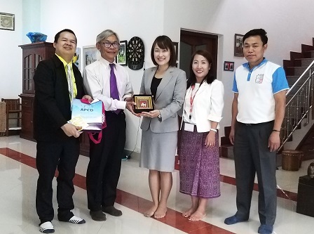 Exchange of goodwill tokens between APCD's Mr. Somchai Rungsilp (Manager, Community Development Department) and Mr. Watcharapol Chuengcharoen (Chief, Networking & Collaboration) with Ms. Kozue and Ms. Sengsavanh Maimany (Program Officer, Japan Language and Sports, Japan Foundation Asia Center), and Mr. Syvang Kayyavong (President, LAA)