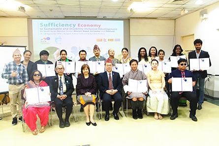 Community leaders with/without disabilities with Mrs. Sasithorn Wongweerachokit, Deputy Director-General TICA, Mr. Piroon Laismit, Executive Director APCD, and APCD management and staff at the closing ceremony