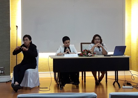 Meeting proper with simultaneous sign language interpretation