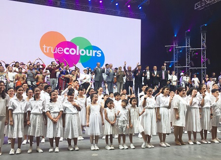 True Colours Festival 2018 closing ceremony group photo with Mr. Piroon, Mr. Ogata, Mr. Sasakawa, President Kalimah binti Yacob, Mr. Tommy Goh, Mr. Andrew Liew (Chairman, Very Special Arts Singapore), Dr. Indrajit Banerjee (Director, Knowledge Societies Division, Communication and Information Sector) and festival participants