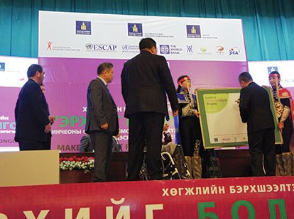 Signing on the pledge board to &ldquo;Make the Right Real&rdquo;