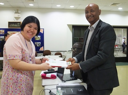 Ms. Supaanong Panyasirimongkol (Autism Expert, APCD) receives a token of appreciation from the visitors