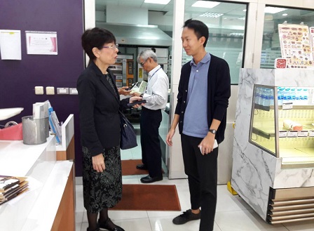 JOCV volunteer Mr. Akio Ogura answers queries from a Japanese expert