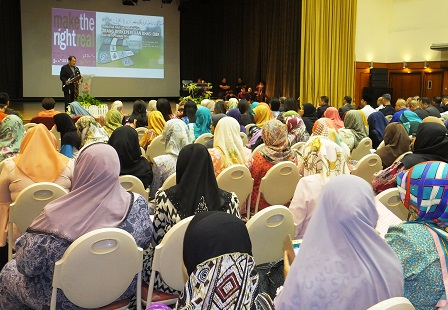 APCD Executive Director Mr. Akiie Ninomiya delivering his speech