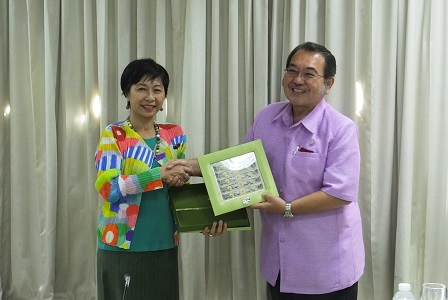 Token of appreciation for outgoing APCD Executive Director Mr. Akiie Ninomiya from Thailand International Cooperation Agency (TICA)