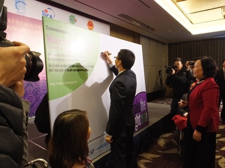 Signing of the "Make the Right Real" pleadge board