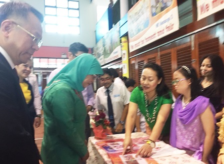 Viewing of exhibition booth of the Association for Persons with Intellectual Disability of Thailand by Singapore President Ms. Halimah binti Yacob and Mr. Piroon