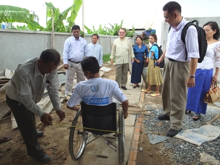 Discussion with construction company on the market modification at Samrongthom Market